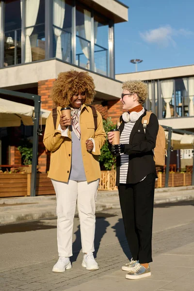 Dois Amigos Conversando Bebendo Café Livre Durante Sua Reunião Cidade — Fotografia de Stock