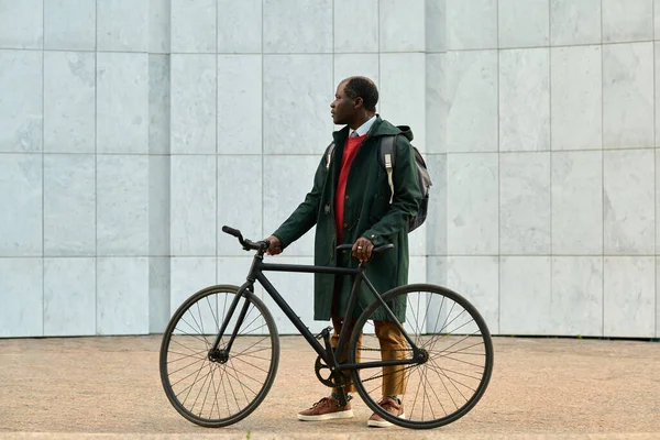 Африканський Зрілий Бізнесмен Рюкзаком Який Їздить Велосипеді Роботу Просто Неба — стокове фото