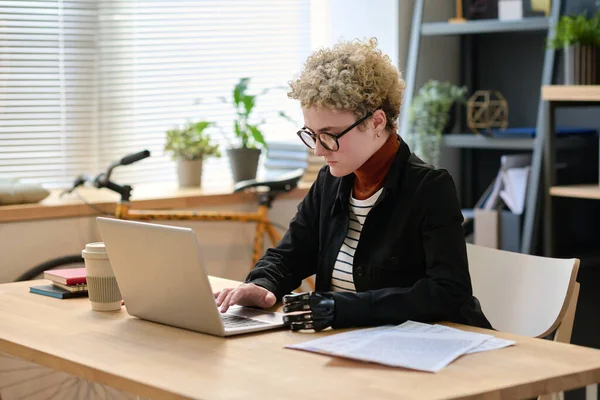 Ofisinde Çalışan Protez Kollu Genç Bir Kadın Dizüstü Bilgisayarda Yazı — Stok fotoğraf