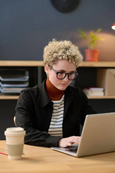 Young Businesswoman Eyeglasses Concentrating Her Online Work Laptop She Sitting — Stock Photo, Image