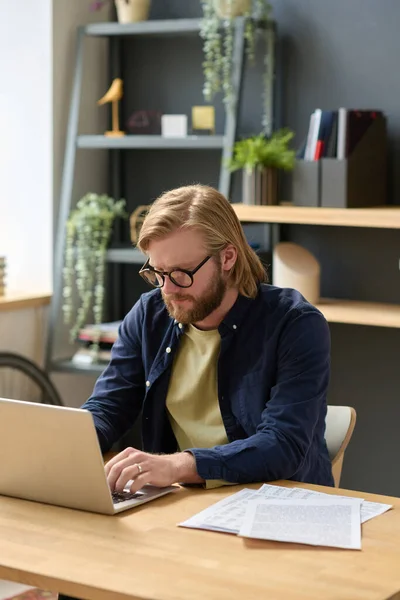 Jovem Empresário Óculos Digitando Laptop Trabalhando Line Seu Local Trabalho — Fotografia de Stock