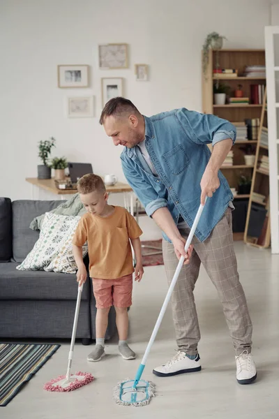 Ayah Gay Mengajarkan Anak Angkatnya Untuk Mencuci Lantai Dengan Pel — Stok Foto