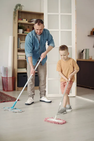 Lilla Son Tvättar Golvet Med Mopp Tillsammans Med Sin Pappa — Stockfoto