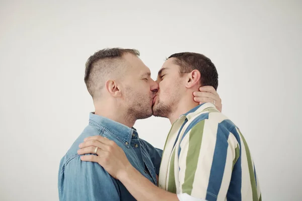 Retrato Dois Jovens Beijando Contra Fundo Branco — Fotografia de Stock