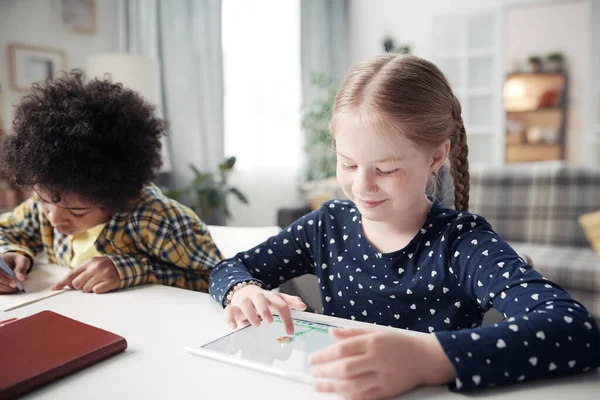 Menina Usando Tablet Digital Desenho Tela Sensível Toque Enquanto Sentado — Fotografia de Stock