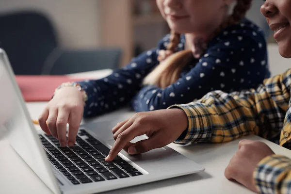 Närbild Två Barn Skriva Tillsammans Laptop Online Studier Sitter Vid — Stockfoto
