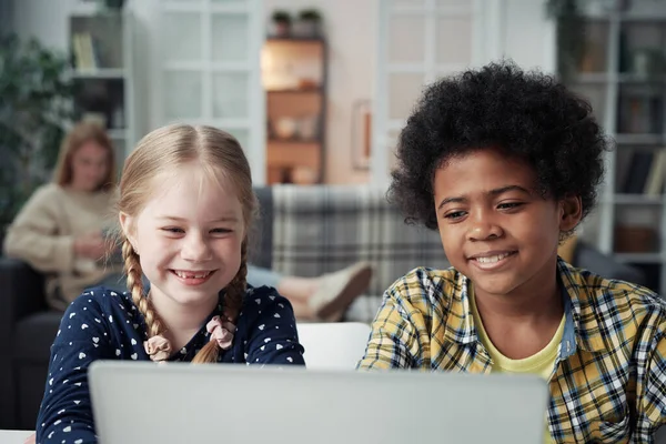 Crianças Multiétnicas Assistindo Vídeo Engraçado Laptop Enquanto Sua Mãe Descansa — Fotografia de Stock