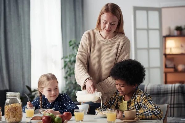 Joven Madre Que Cuida Preparando Desayuno Para Sus Hijos Adoptivos — Foto de Stock