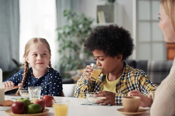 Niños Adoptivos Felices Desayunando Juntos Mesa Hablando Con Nueva Madre — Foto de Stock