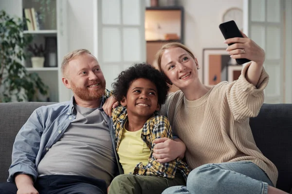 Щасливі Молоді Батьки Роблять Портрет Селфі Мобільному Телефоні Разом Своїм — стокове фото