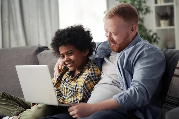 Sorrindo Pai Usando Laptop Para Assistir Filme Junto Com Seu — Fotografia de Stock