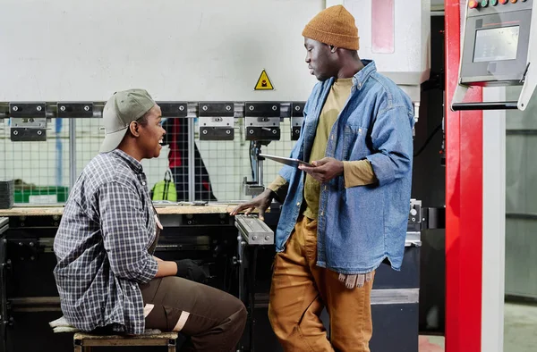 Africano Giovane Caposquadra Con Tablet Digitale Che Lavoro Lavoratrice Mentre — Foto Stock