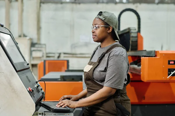 Fabrikadaki Makineyi Kontrol Etme Üzerine Yoğunlaşan Afrikalı Kadın Işçi — Stok fotoğraf