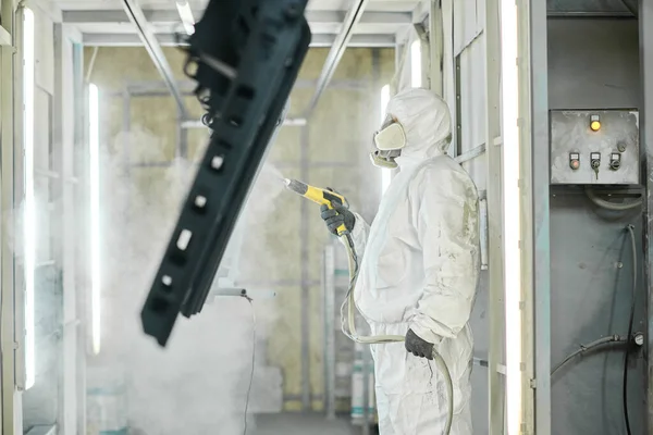 在工厂工作期间 穿着防护服和面罩的工人用喷枪油漆钢制的细节 — 图库照片