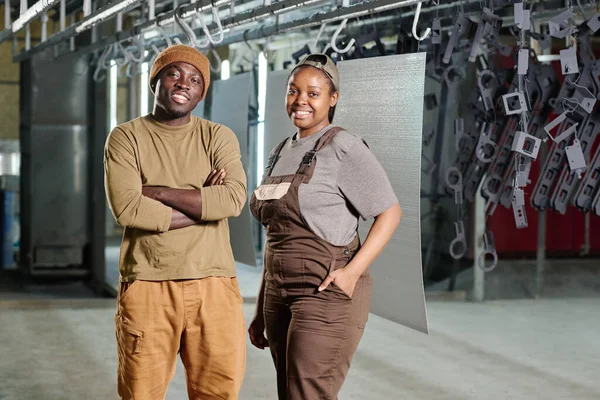 Retrato Colegas Africanos Ropa Trabajo Sonriendo Cámara Pie Taller Fábrica —  Fotos de Stock