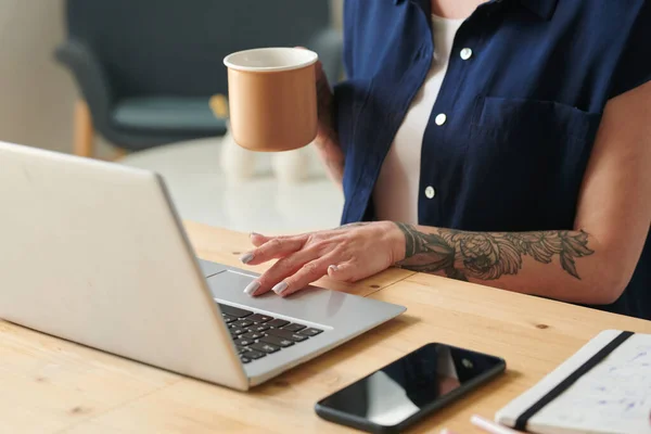 Close Young Businesswoman Tattoos Her Hands Doing Her Online Work — Stock Photo, Image