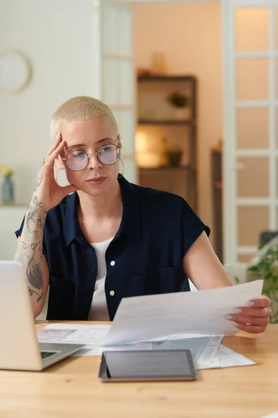 Mujer Seria Gafas Que Examinan Proyecto Arquitectónico Sobre Papel Que — Foto de Stock