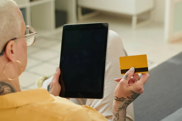 Vista Trasera Mujer Usando Tarjeta Crédito Tableta Digital Para Pagar —  Fotos de Stock