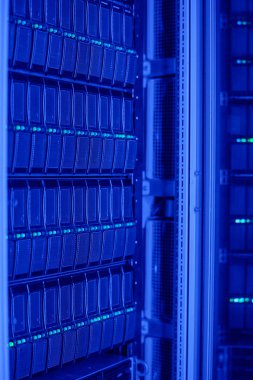 Veri merkezinde ağ iletişimi üzerine çalışmak için sunucu rafının kapatılması