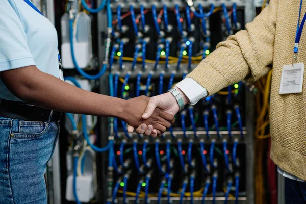 Close Female Engineers Shaking Hands Each Other Teamwork Data Center — Stock Photo, Image