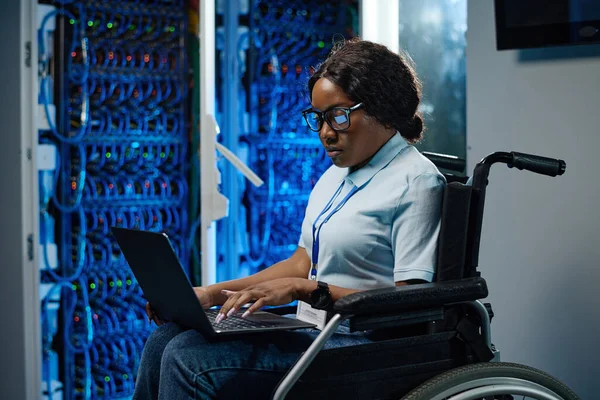 Tekerlekli Sandalyede Oturan Veri Merkezindeki Işi Sırasında Laptopta Veri Yazan — Stok fotoğraf