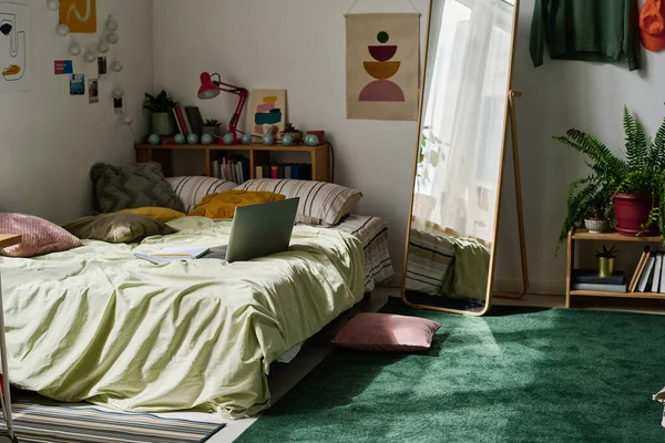 Горизонтальное Изображение Современной Подростковой Спальни Кроватью Ноутбуком Центре Комнаты Большим — стоковое фото