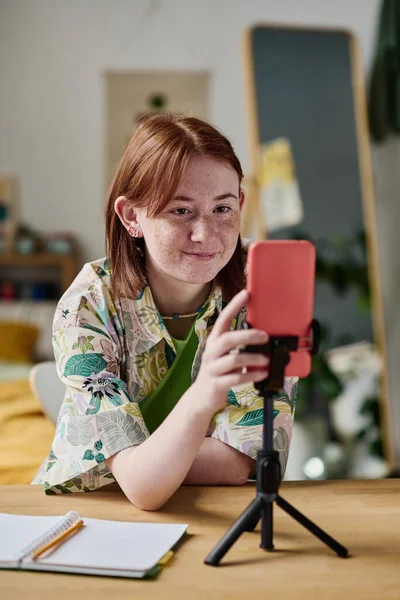 Tonårstjej Använder Sin Smartphone Stativ För Att Spela Blogg Vid — Stockfoto