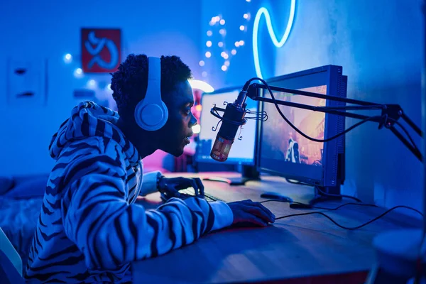 Joven Africano Jugando Videojuegos Computadora Hablando Con Los Jugadores Micrófono —  Fotos de Stock