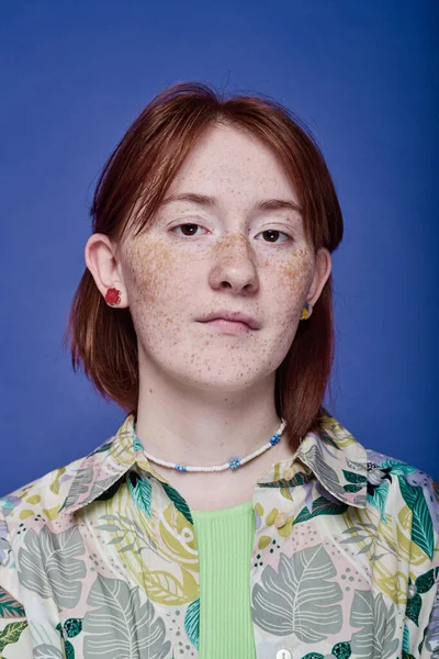 Portret Van Rood Haar Tiener Meisje Met Kralen Ketting Haar — Stockfoto
