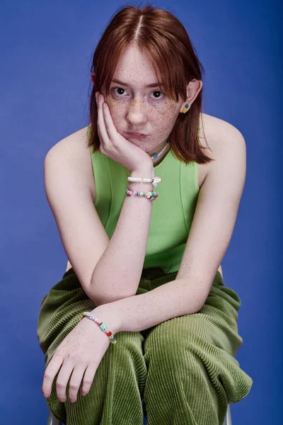 Portret Van Tienermeisje Met Rood Haar Groen Stijlvol Kostuum Armbanden — Stockfoto