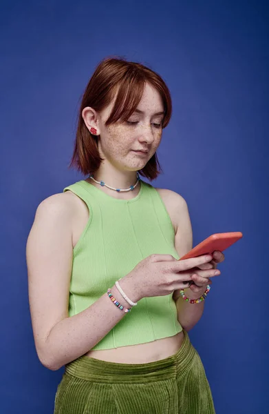 Tiener Meisje Met Rood Haar Sms Bericht Haar Smartphone Communiceren — Stockfoto