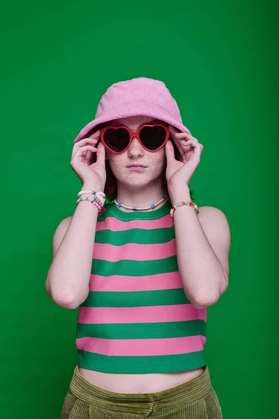 Retrato Adolescente Óculos Sol Chapéu Panamá Contra Fundo Verde — Fotografia de Stock