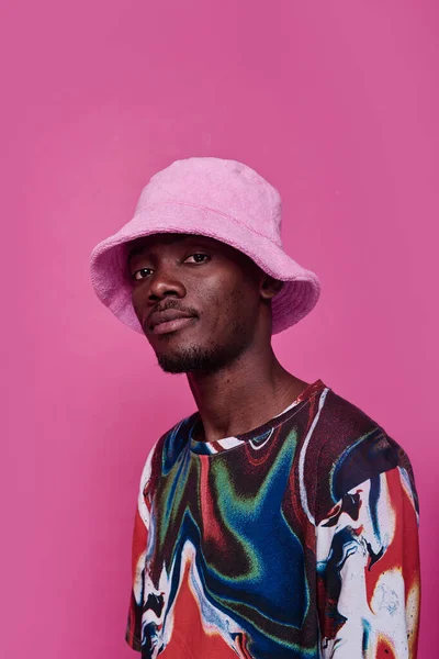 Портрет Африканського Підлітка Панамському Капелюсі Яскрава Сорочка Рожевому Тлі — стокове фото