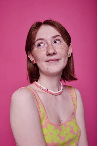 Портрет Дівчини Підлітка Рудим Волоссям Виглядає Романтично Позуючим Рожевому Фоні — стокове фото