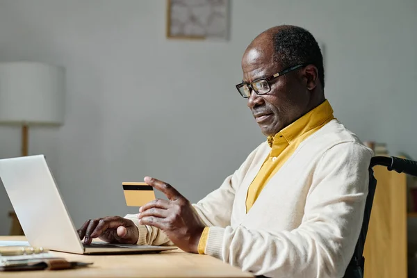 Hombre Africano Gafas Que Paga Línea Con Tarjeta Crédito Usando —  Fotos de Stock