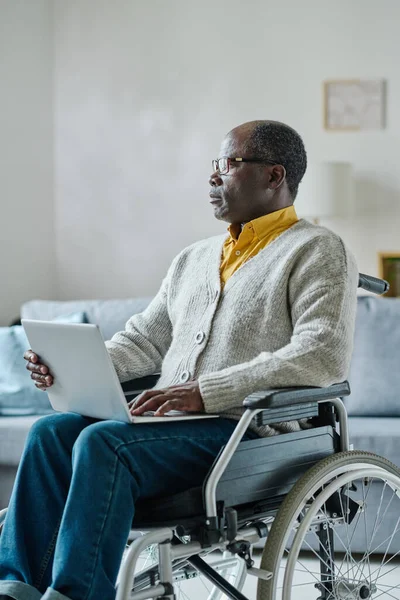 Африканский Взрослый Мужчина Сидит Инвалидной Коляске Смотрит Сторону Задумчивым Выражением — стоковое фото