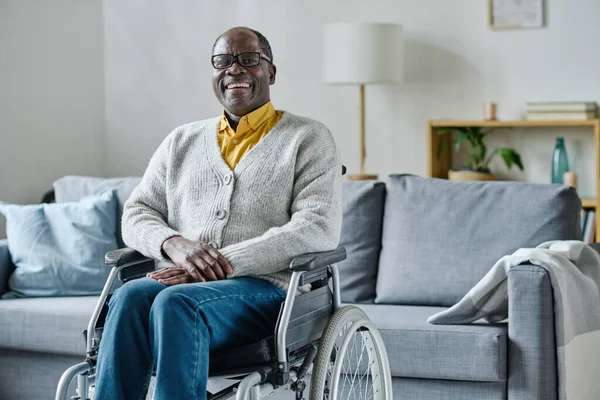 Портрет Взрослого Африканца Ограниченными Возможностями Сидящего Инвалидной Коляске Гостиной Смеющегося — стоковое фото