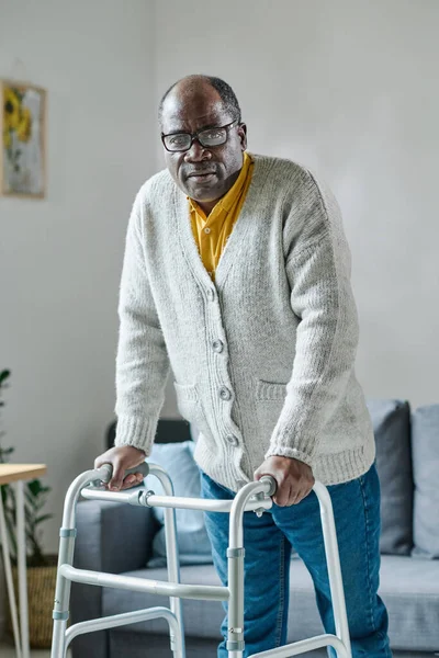 Портрет Африканского Взрослого Мужчины Смотрящего Камеру Помощью Ходунков Двигаться Комнате — стоковое фото