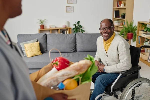 Engelli Afrikalı Mutlu Adam Tekerlekli Sandalyede Oturuyor Bakıcı Ile Buluşup — Stok fotoğraf