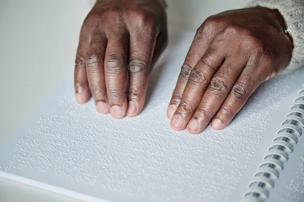 Висококутний Погляд Африканського Старшого Чоловіка Який Користується Руками Читати Брайль — стокове фото