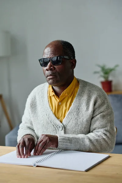 Африканський Сліпий Темних Окулярах Сидить Столом Читає Книжку Мовою Брайля — стокове фото
