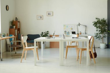 Bilgisayarlı iş adamının işyeriyle modern ofisin yatay görüntüsü