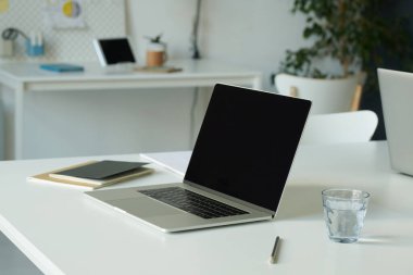 Ofisteki online işler için bilgisayarlı iş yerinin yakınlaştırılması
