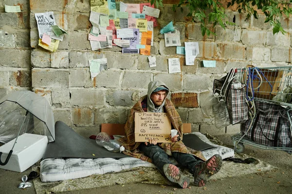 Obdachloser Sitzt Mit Schild Und Glas Auf Dem Boden Und — Stockfoto