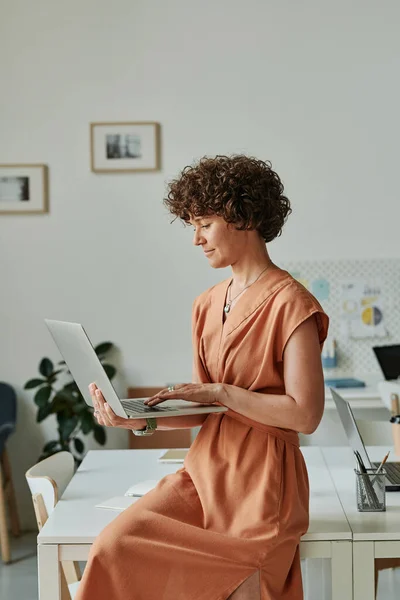 사업가가 책상에 앉아서 노트북으로 사무실에서 온라인으로 일하는 — 스톡 사진