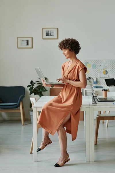 Молода Бізнес Леді Працює Онлайн Використовуючи Свій Ноутбук Сидячи Своєму — стокове фото