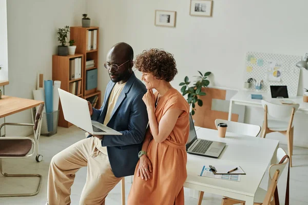 아프리카 사업가 사무실에서 동료와 일하는 노트북으로 온라인 프리젠테이션을 토론하는 — 스톡 사진