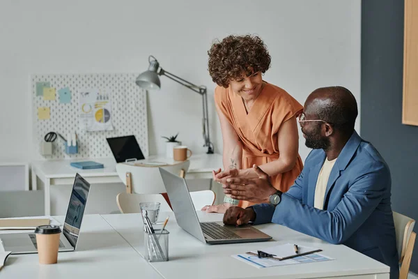 아프리카 사업가 사무실에서 테이블에 동료와 노트북으로 온라인 프로젝트에 토론하는 — 스톡 사진
