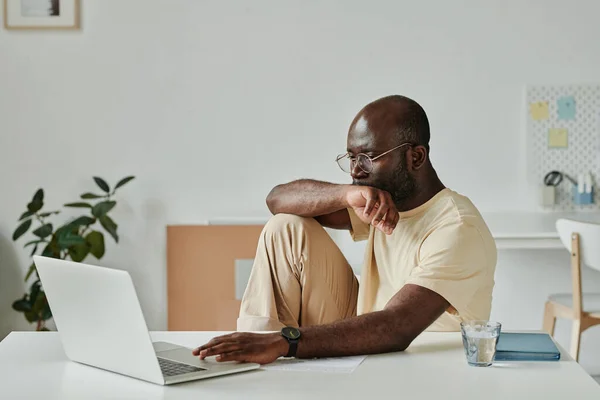 Jovem Empresário Africano Óculos Sentado Seu Local Trabalho Escritório Trabalhando — Fotografia de Stock