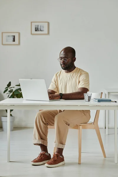 Jovem Empresário Africano Sentado Seu Local Trabalho Escritório Usando Laptop — Fotografia de Stock